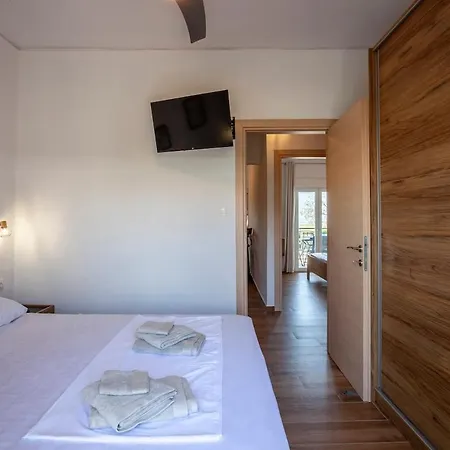 Sunkissed Beachfront Holiday home Skala Fourkas